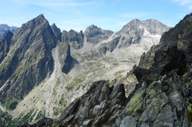dağlar ve mavi gökyüzü.