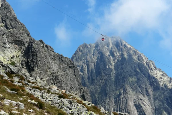 Ascensore, montagne e nuvole . — Foto Stock