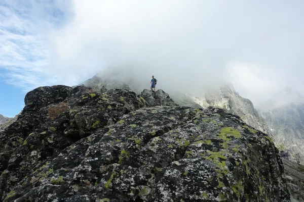 Mannen på berget i Vysoké Tatry. — Stockfoto