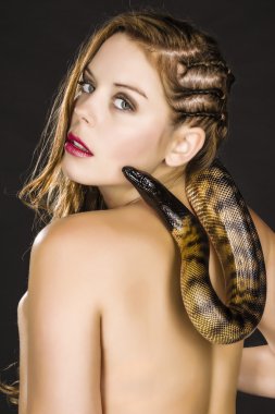 Kara başlı python ile seksi kız