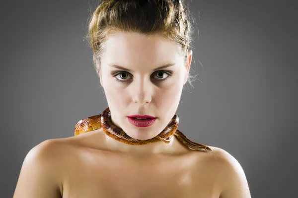 Retrato de una niña con serpiente de maíz rojo — Foto de Stock