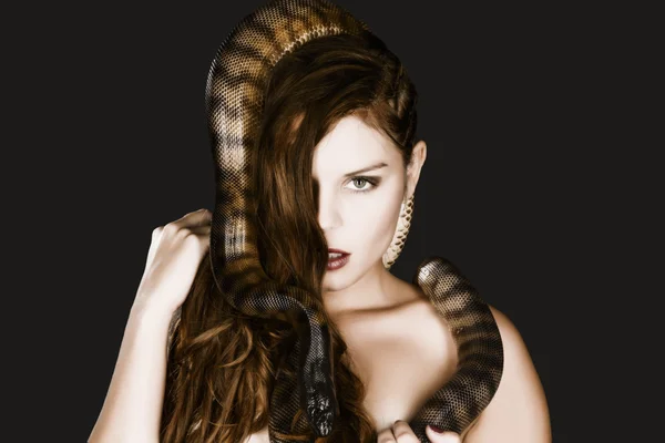 Sexy Mädchen mit Schwarzkopf-Python — Stockfoto