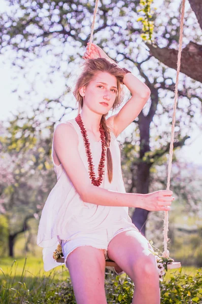 Chica en el columpio — Foto de Stock