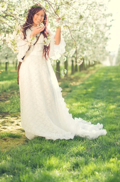 Menina em flor de cereja — Fotografia de Stock