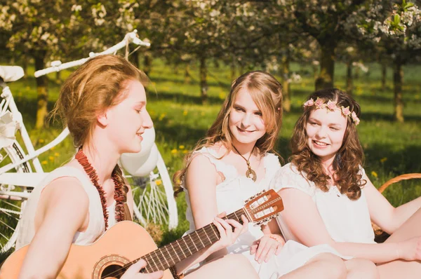 Tre flickvänner med gitarr — Stockfoto