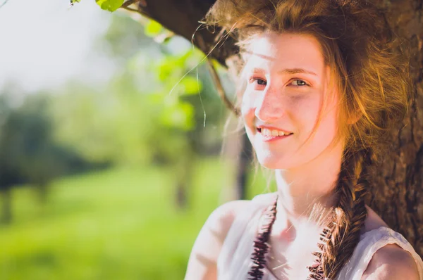 Fille mignonne avec des taches de rousseur — Photo