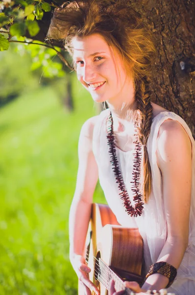 Söt flicka med gitarr — Stockfoto