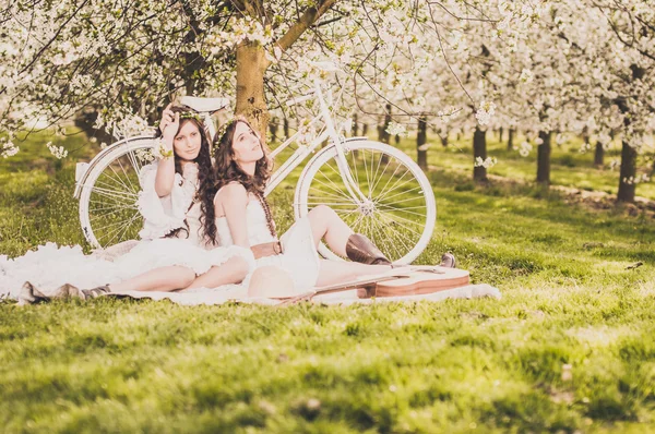Piquenique em flor de cereja com bicicleta — Fotografia de Stock