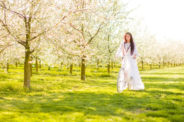 Flicka i cherry blossom — Stockfoto