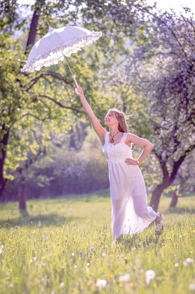 Дівчина танцює з сонячною парасолькою — стокове фото