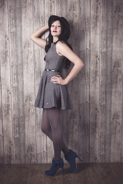 灰色の服のファッションの女の子 ロイヤリティフリーのストック画像