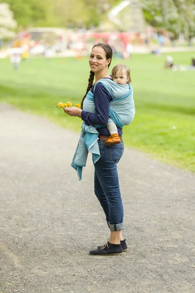 Anne ve çocuk bebek askı içinde