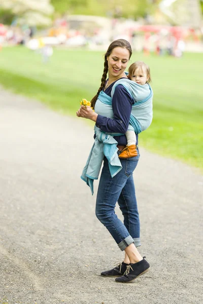 Moeder en kind in baby draagdoek — Stockfoto