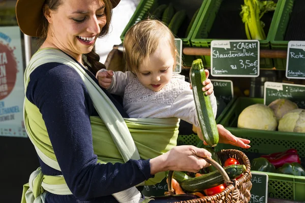 Madre e figlio in fionda per bambini — Foto Stock