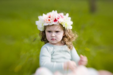 Sevimli kız dandilon çayırda