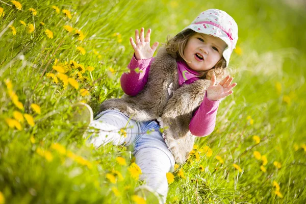 Cute Girl in dandilon weide — Stockfoto