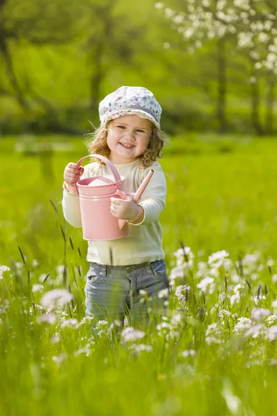 Carino ragazza in dandilon prato — Foto Stock