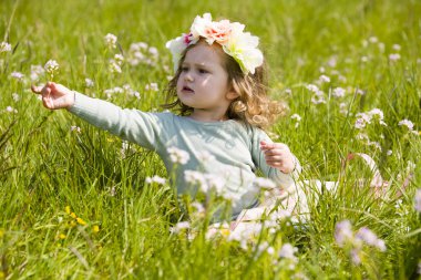 Sevimli kız dandilon çayırda