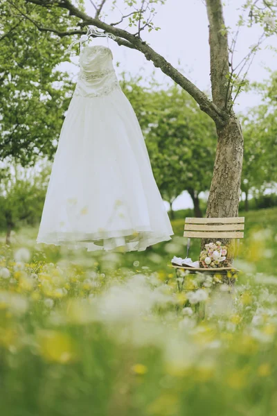 Hochzeitskleid im Garten — Stockfoto