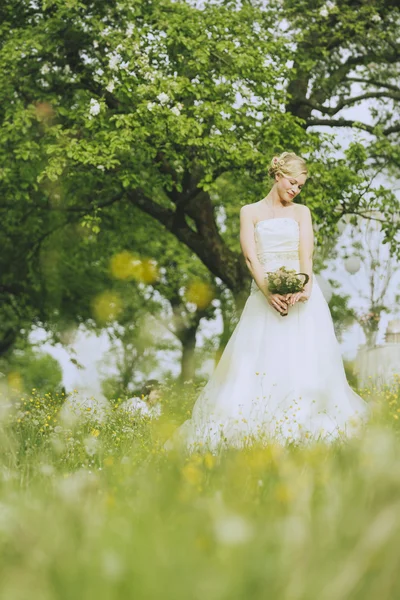 Boda de jardín Novia con flores —  Fotos de Stock