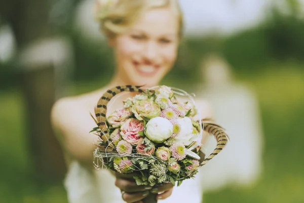 Sposa con bouquet — Foto Stock