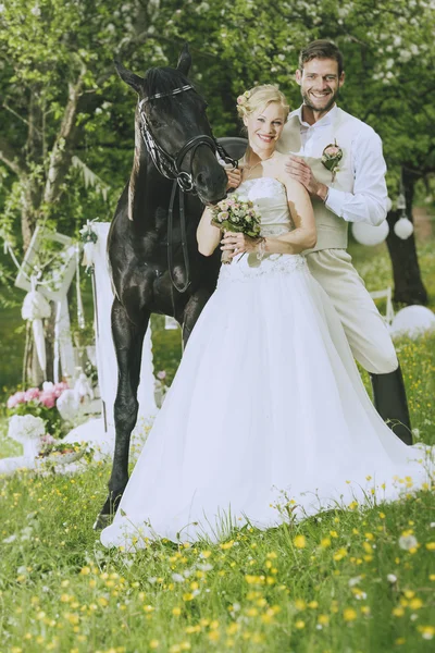 Свадебная пара в саду свадьбы — стоковое фото