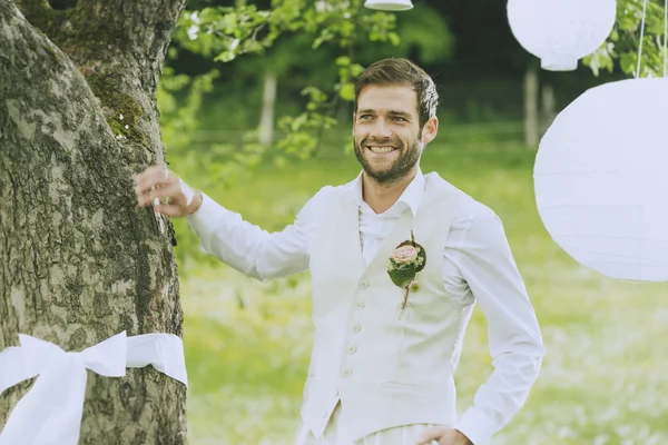 Gartenhochzeitsbräutigam — Stockfoto