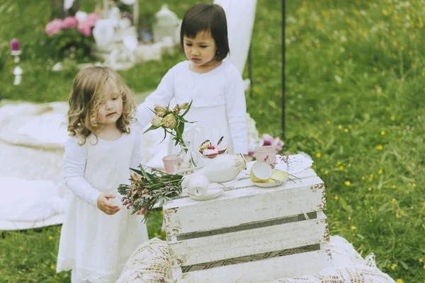 Giardino matrimonio fiore bambini — Foto Stock