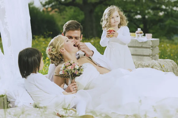 庭の結婚式の花の子供たち — ストック写真