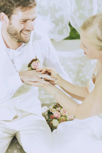 Jardín anillos de intercambio de boda —  Fotos de Stock