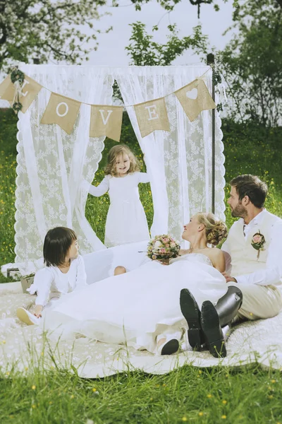 Gartenhochzeit Blumenkinder — Stockfoto