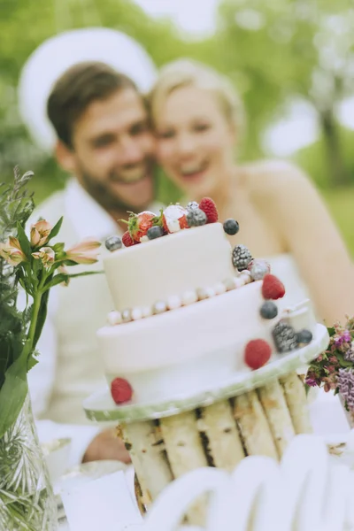 Bolo de casamento com casal — Fotografia de Stock