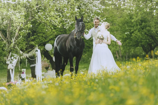 Brautpaar bei Gartenhochzeit Stockfoto