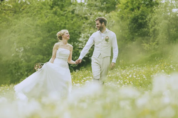 Gartenhochzeit Händchen haltend lizenzfreie Stockbilder