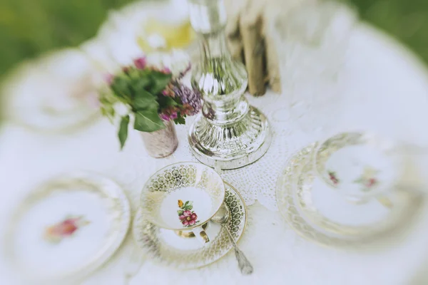 花园婚礼咖啡桌 免版税图库照片