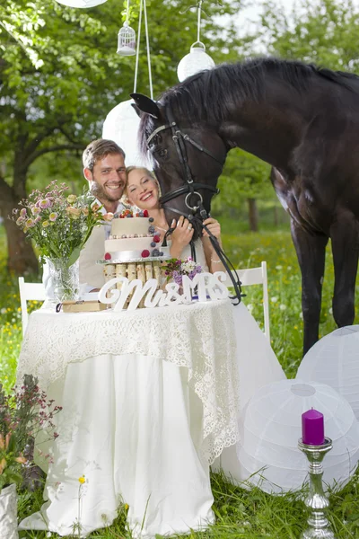 Casal de noivas no jardim casamento — Fotografia de Stock