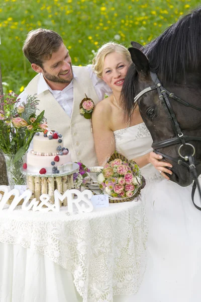 Bridal couple in garden wedding — Stock Photo, Image