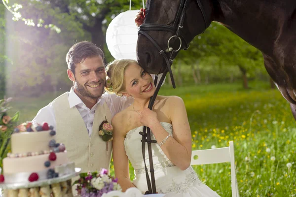 Pareja nupcial en boda de jardín Imagen De Stock