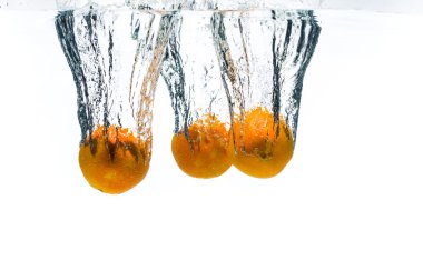 3 mandalina meyve derin su altında düşüş