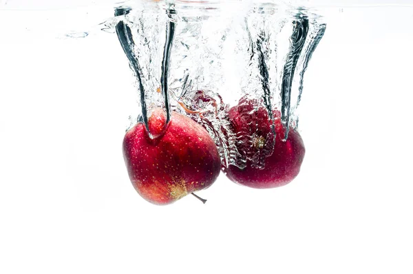 Two Apples fall deeply under water — Stock Photo, Image