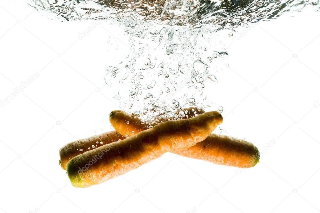 carrot fruits fall deeply under water