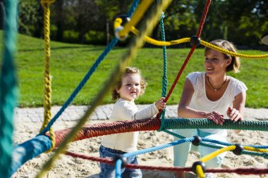 Atlıkarınca üstünde oynama
