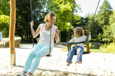 Auf dem Spielplatz, Schaukel
