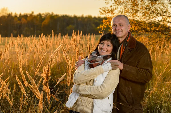 Romantický pár objímat v krajině — Stock fotografie