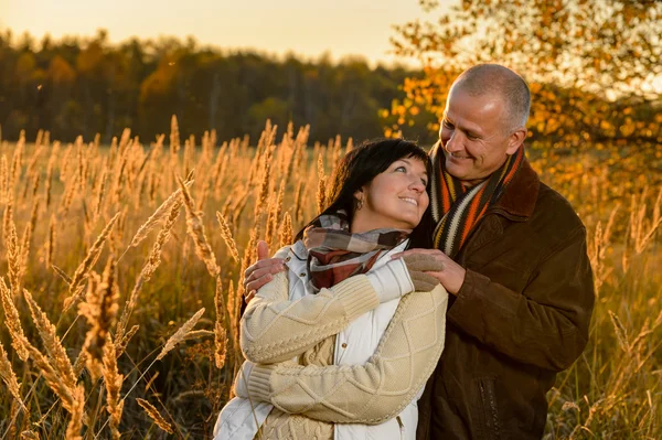 Átfogó őszi naplemente szerelmes pár — Stock Fotó