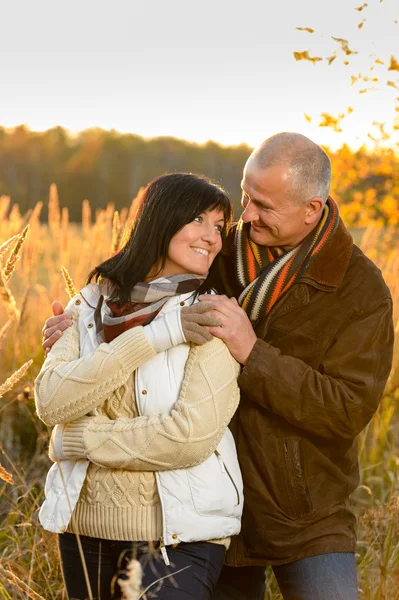 Pareja enamorada abrazándose en otoño campo — Foto de Stock