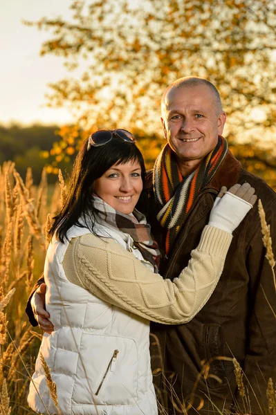 Casal romântico abraçando o pôr do sol do outono Imagem De Stock