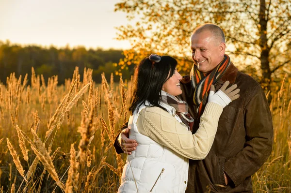 Couple amoureux étreignant au coucher du soleil d'automne Image En Vente