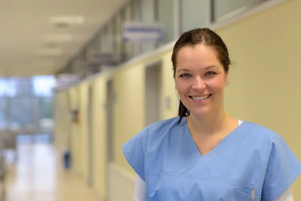 Enfermeira no hospital sorrindo — Fotografia de Stock