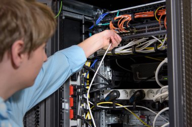 Ağ kablosunu sunucusuna bağlanma